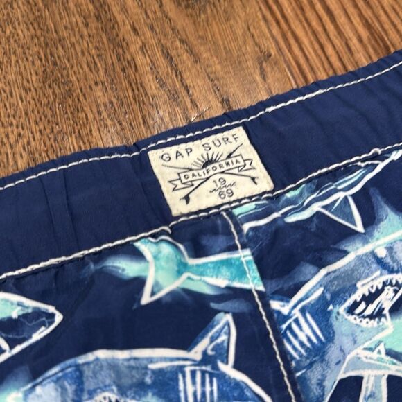Gap kids shark swim trunks . Sz 6/7 - Picture 3 of 3
